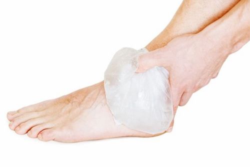 Прикладывание льда к ноге