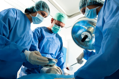 хирурги во время операции