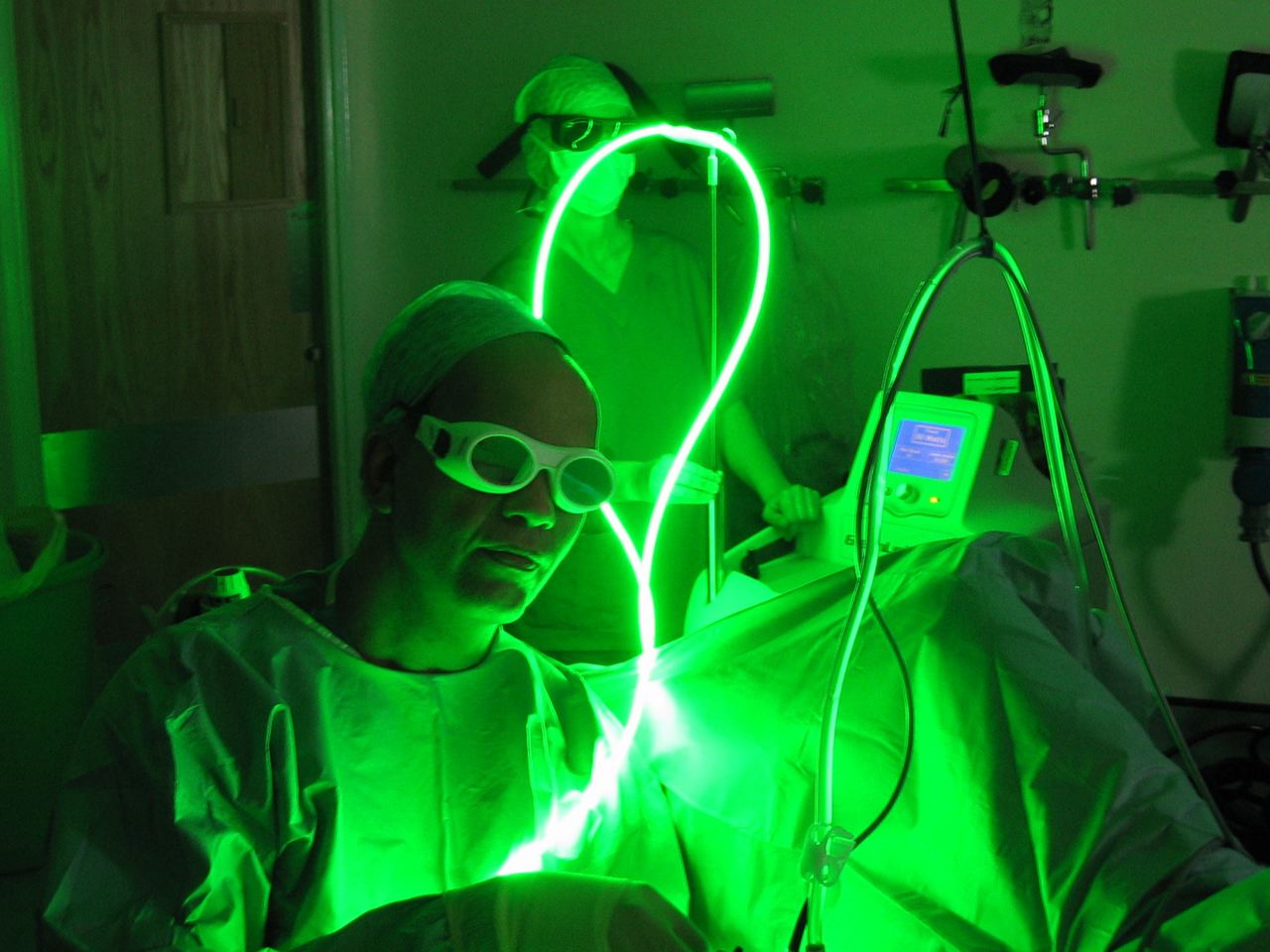 Метод оперирования с помощью зеленого лазера, излучение которого поглощается гемоглобином, поэтому эго действие выборочно, набирает популярности