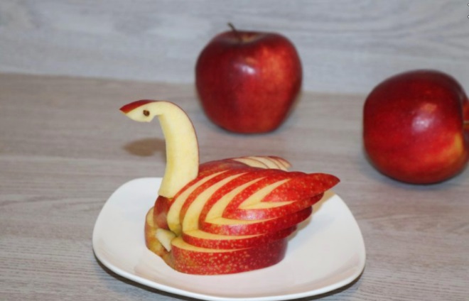 Лебедь из яблок