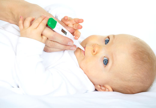 Ребенок с термометром во рту