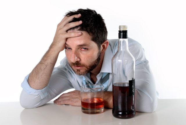 Алкоголь интенсивно разрушает печеночные клетки, что отрицательно отражается на гормональной выработке андрогенов, а, значит, и на половых функциях мужчины