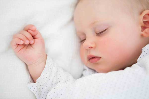 при температуре ребенок вздрагивает во сне