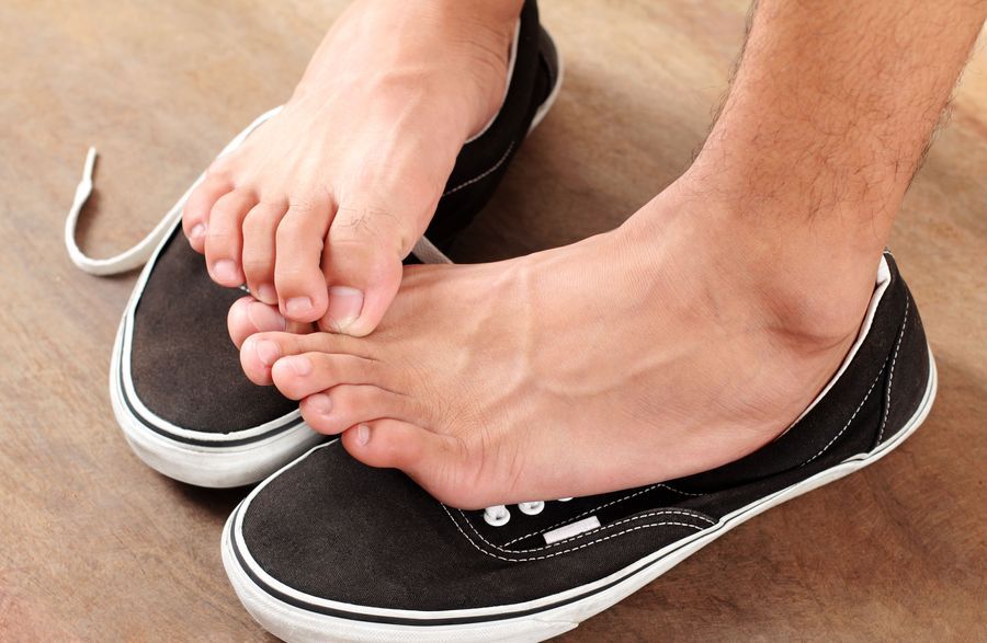 Неприятный запах ног вследствие перегревания в обуви